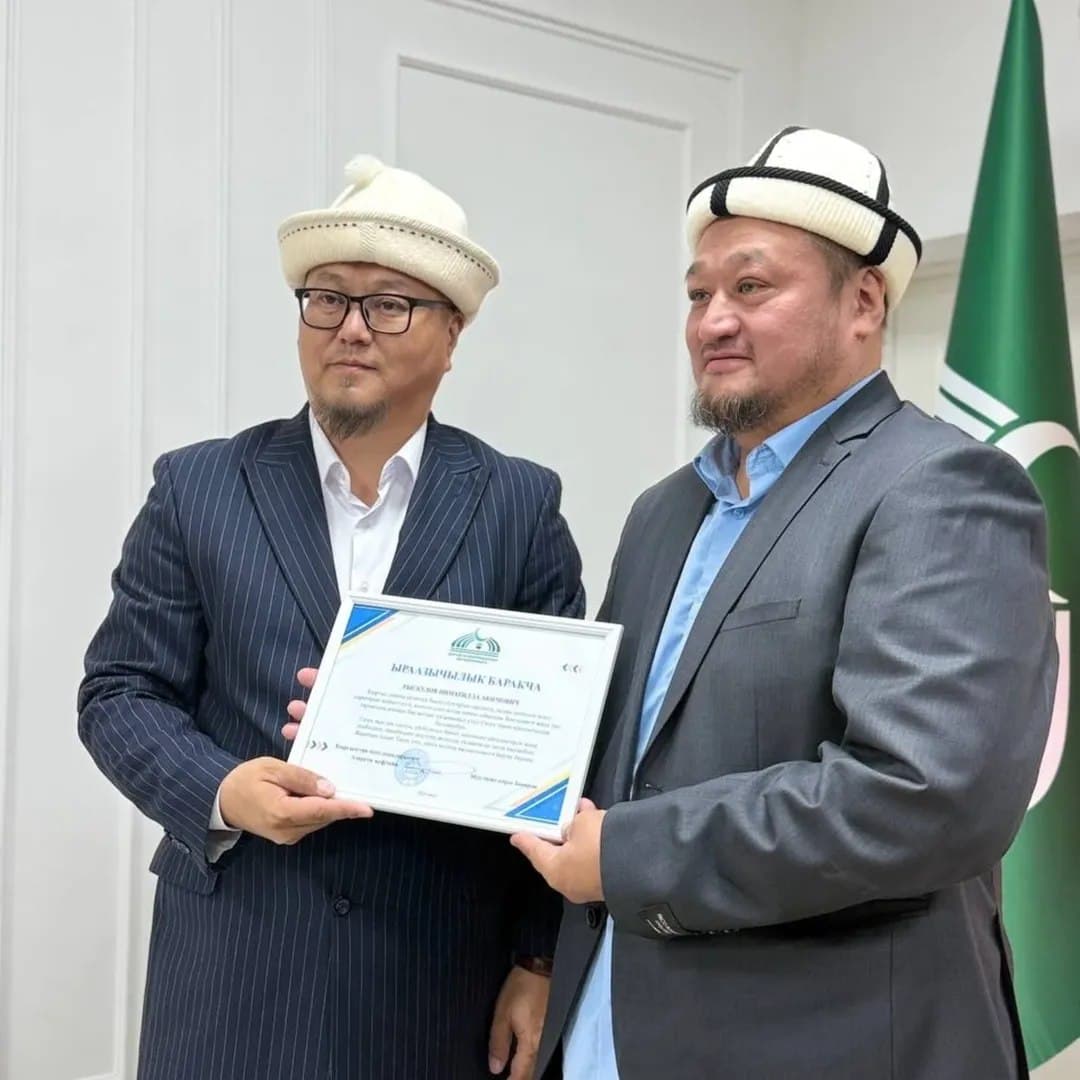 Senior Lecturer of KIU, Ustaz Ryskulov Nimatilla, was awarded a Certificate of Appreciation by the Azreti Mufti.