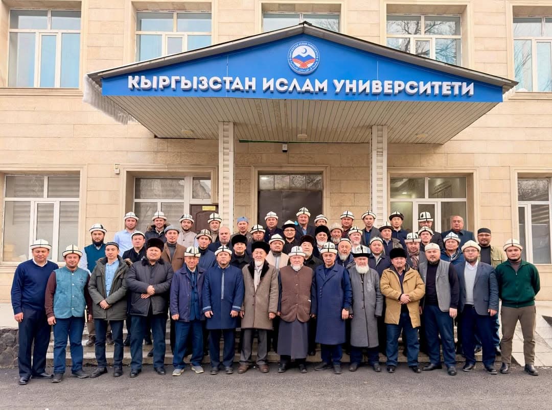 Кыргызстан Ислам университетинин устаздар жамааты.